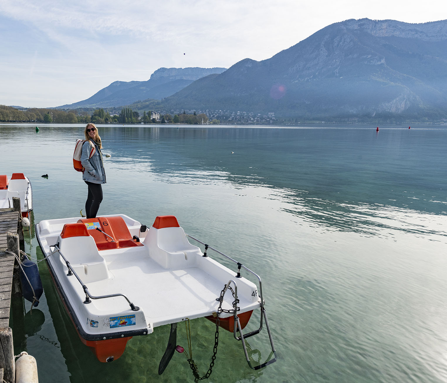 Une femme porte le sac à dos Neo Arcalod Nomad sur un pedalo