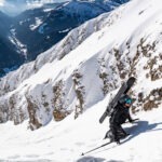 Skieur avec ses skis accroché au sac Mountain 35 litres.
sur le