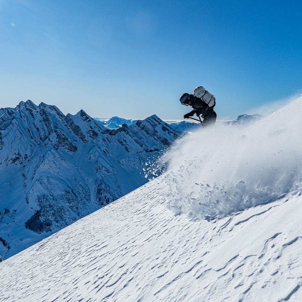 Skieur en hors piste avec son sac à dos Mountain 35 litres.